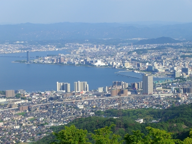 滋賀県大津市の市街と琵琶湖を山頂から一望した風景
