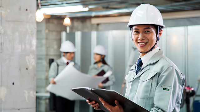 工事の図面をみる建設業の技術者