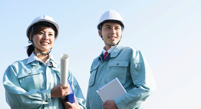 一点を見つめる男女の建設業者