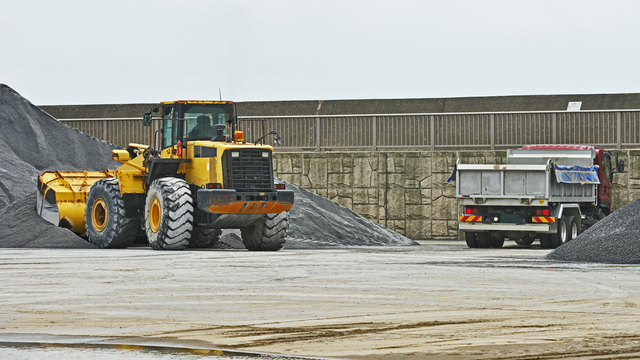 工事現場に置かれている複数の重機