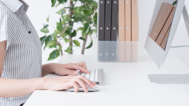 パソコンを操作する経理担当者