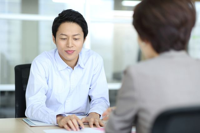 対面で話をする男性と女性